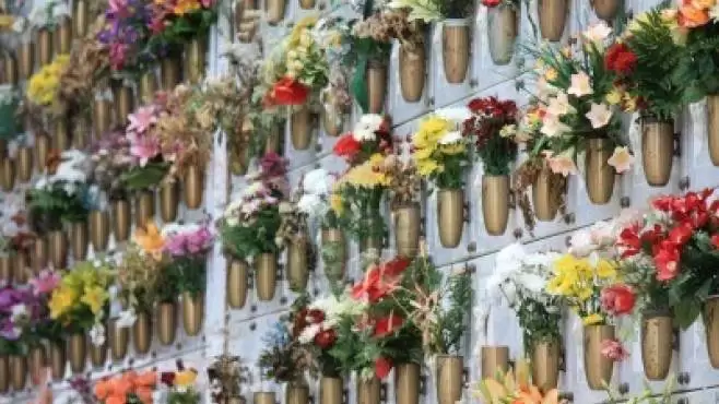 Furto al cimitero
