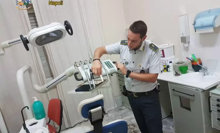 napoli-scoperto-falso-dentista