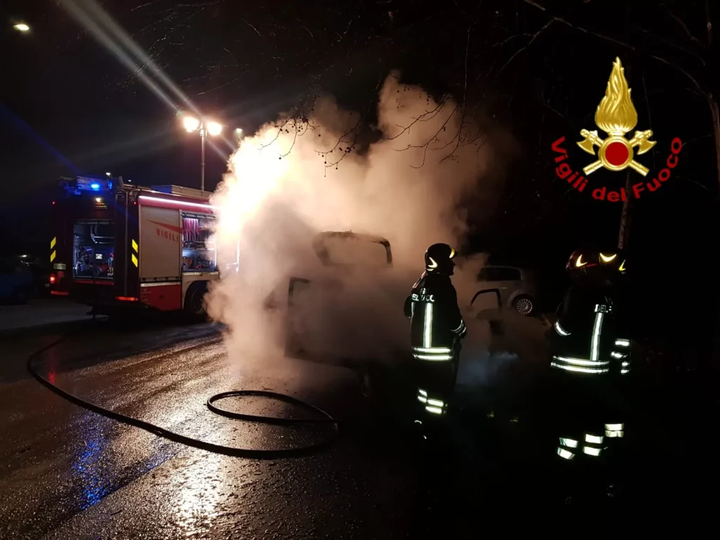 Auto in fiamme ad Avellino