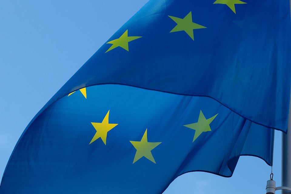 UE-flag-loeger-tria-debito