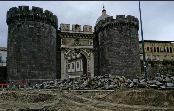 Crollo Napoli porta Capuana