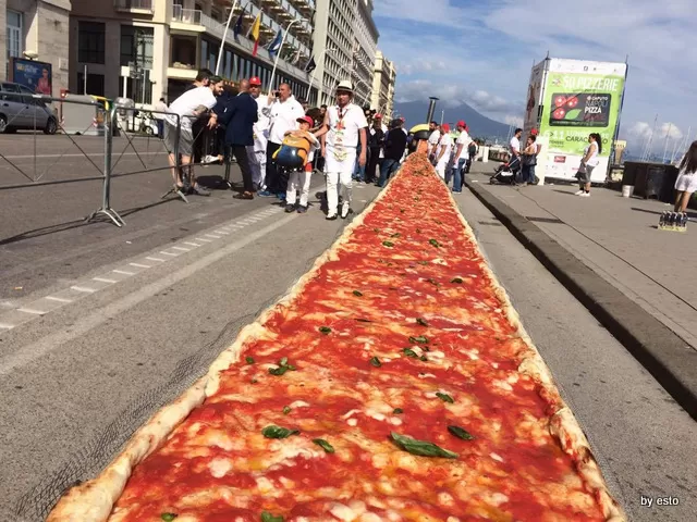 Pizza-Guinnes-Napoli-la-pizza-piu-lunga-del-mondo1