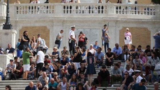 roma-vietato-sedersi-scalinata-piazza-spagna
