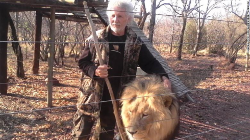 Uomo-ucciso-leoni-sudafrica