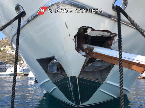 eolie-incidente-traghetto-yacht