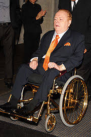 Larry Flynt (sulla sedia a rotelle placcata in oro)