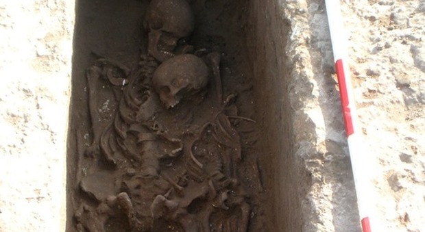 Padre-figlio-sepolti-insieme-roca-salento-scheletri