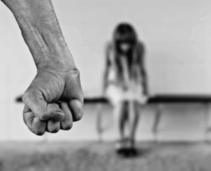 violenza-sessuale-compagna-figlia-arresto