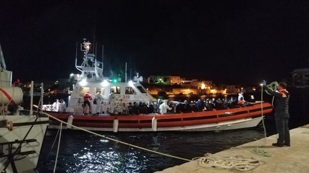 migranti-naufragio-lampedua-12-morti-barcone