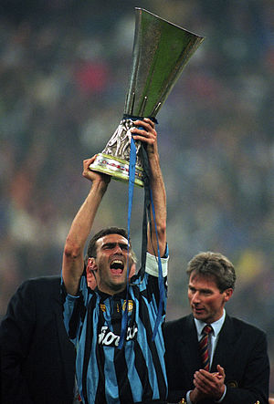Bergomi-solleva-la-Coppa-Uefa