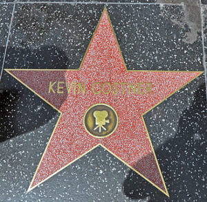 Kevin_Costner_-_Stella_nella_Walk_of_Fame_-_Hollywood_-_USA_-_agosto_2011