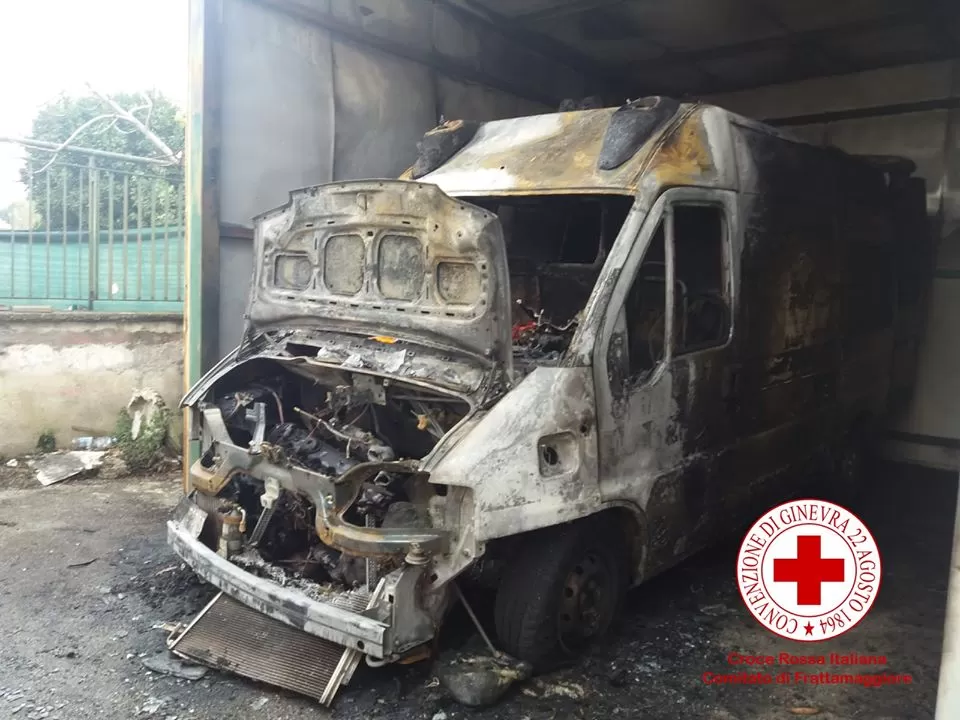incendio-frattamaggiore-vandali-ambulanza