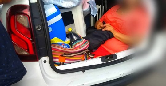 Brasile, l’auto è stracolma e mette la suocera nel bagagliaio: la polizia lo ferma