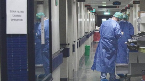 Coronavirus, a Treviglio medici e infermieri benedicono pazienti in fin di vita: "Il nostro sacerdote è in quarantena"