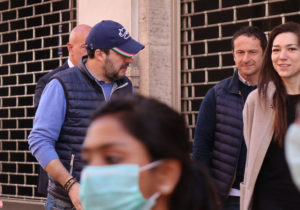 Coronavirus, Salvini a spasso per Roma con la fidanzata: scoppia la polemica. Lui: «Andavo a fare la spesa»
