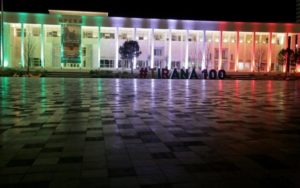 Nella foto, il Palazzo della cultura di Tirana, in Albania, illuminato con i colori della bandiera italiana