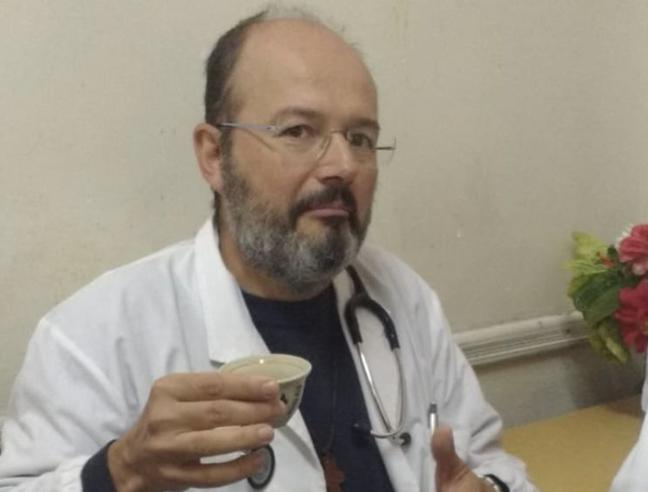 Si chiama Fabio Stevenazzi, è un prete, ma anche ex medico. Ha deciso di tornare in corsia per affrontare il Coronavirus e la sua storia ha fatto il giro del web