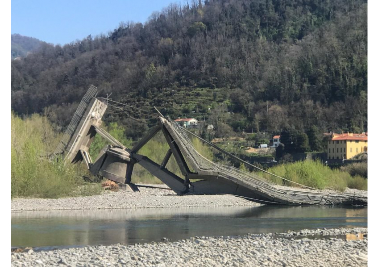 Crolla ponte sul fiume Magra