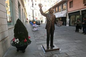 Statua_di_Mike_Bongiorno_a_Sanremo