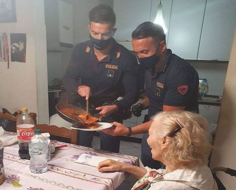 poliziotti-aiutano-anziana-cucinare-firenze