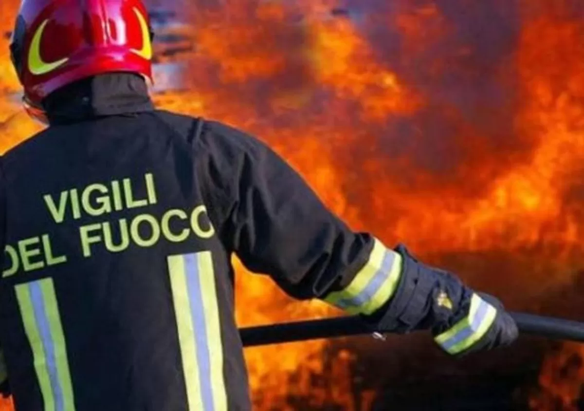 calvi-fiamme-capannone-agricolo