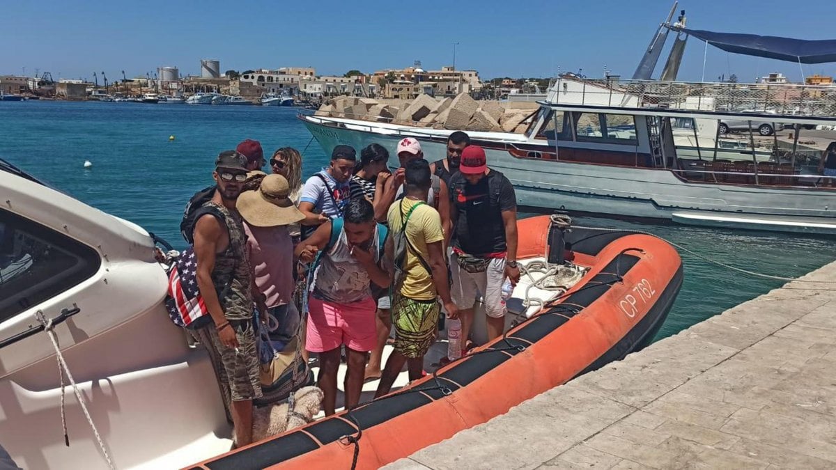 migranti-soccorsi-13-tunisini-lampedusa-terzo-sbarco