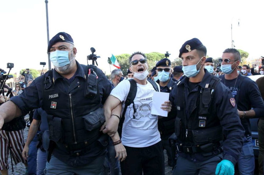 covid-negazionisti-piazza-roma-tensioni-polizia