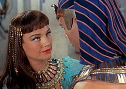 Anne_Baxter_and_Yul_Brynner_in_The_Ten_Commandments_film_trailer