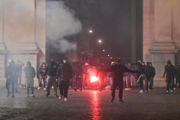 roma-scontri-piazza-popolo-bombe-carta-cassonetti-fiamme