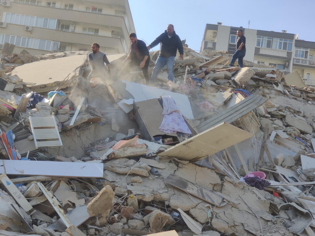 terremoto-turchia-vittime-27-scavare