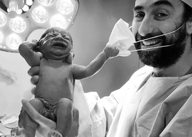 neonato-toglie-mascherina-medico-scatto-speranza