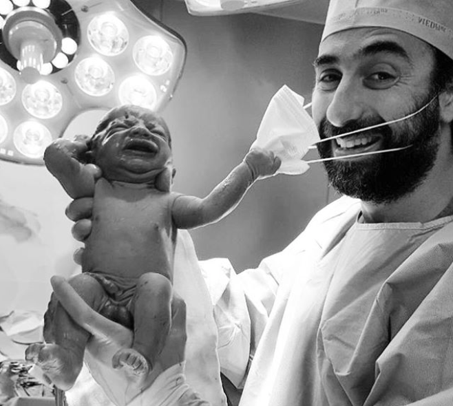 neonato-toglie-mascherina-medico-scatto-speranza