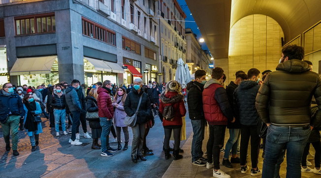 covid-torino-vigilantes-folla-negozi