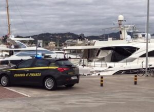 operai-pagati-4-euro-ora-yacht-lusso-arresti-sequestri