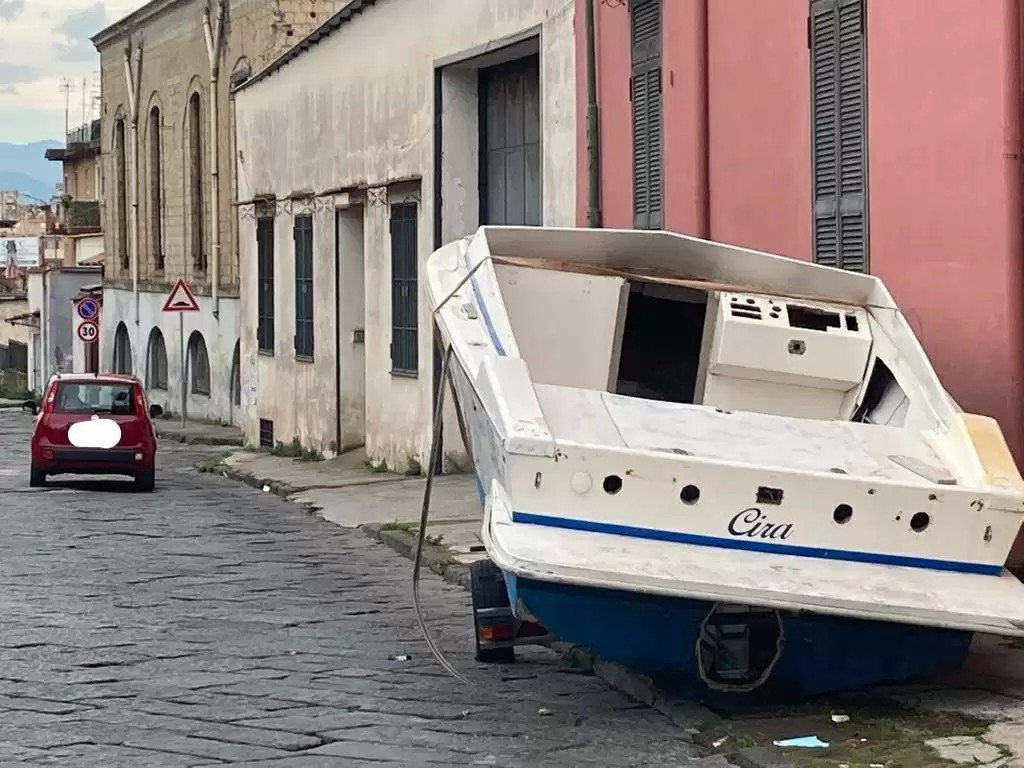 ercolano-barca-abbandonata-rifiuti-indignazione-sindaco-buonajuto