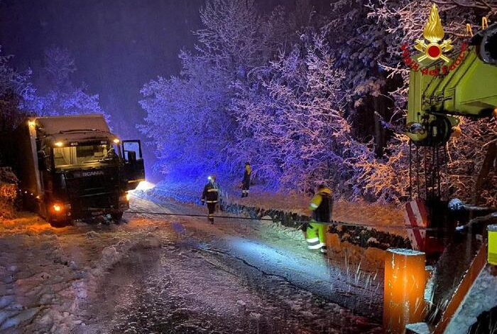 maltempo-bologna-camion-bloccati-neve-recuperati-vigili-fuoco