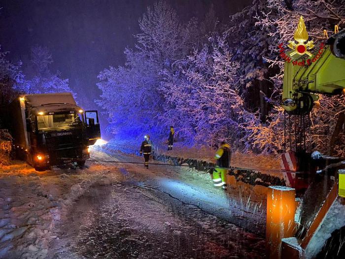 maltempo-bologna-camion-bloccati-neve-recuperati-vigili-fuoco