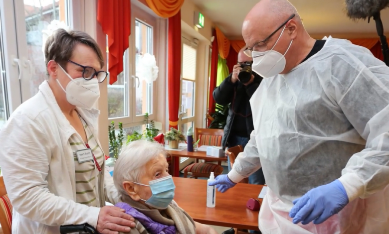 covid-germania-prima-persona-vaccinata-101-anni