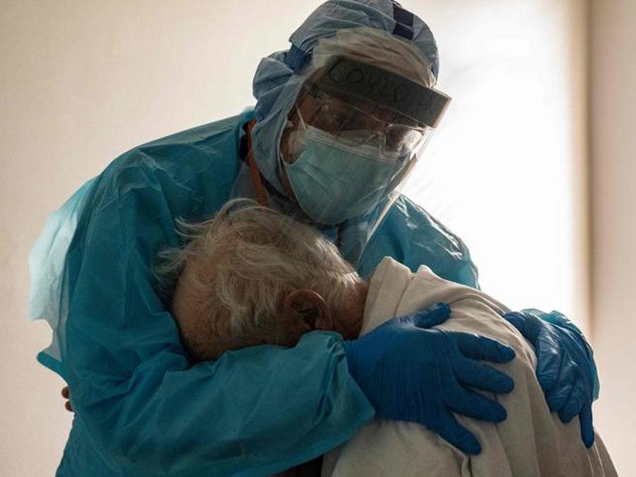 foto-medico-abbraccia-paziente-covid-piange
