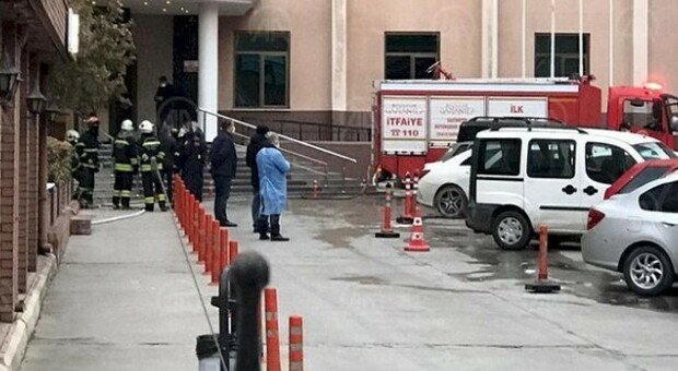 turchia-incendio-ospedale-covid-otto-morti