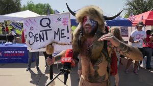 chi-e-jake-angeli-sciamano-qanon-protesta-trump