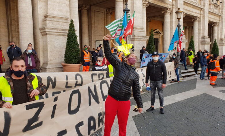 roma-manichino-raggi-manifestazione-sindacati
