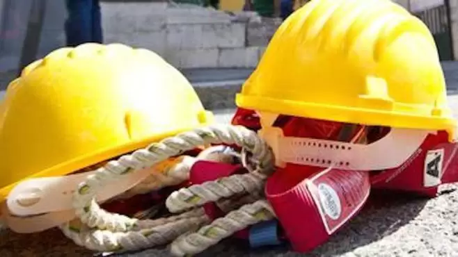 incidente-lavoro-carinaro-cade-impalcatura-muore-operaio