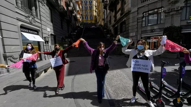 napoli-protesta-commercianti-contro-zona-rossa-flash-mob-mutande