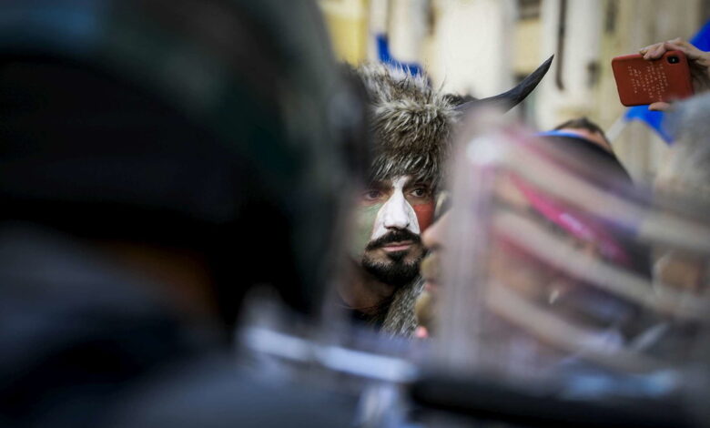 chi-e-uomo-vestito-sciamano-proteste-roma