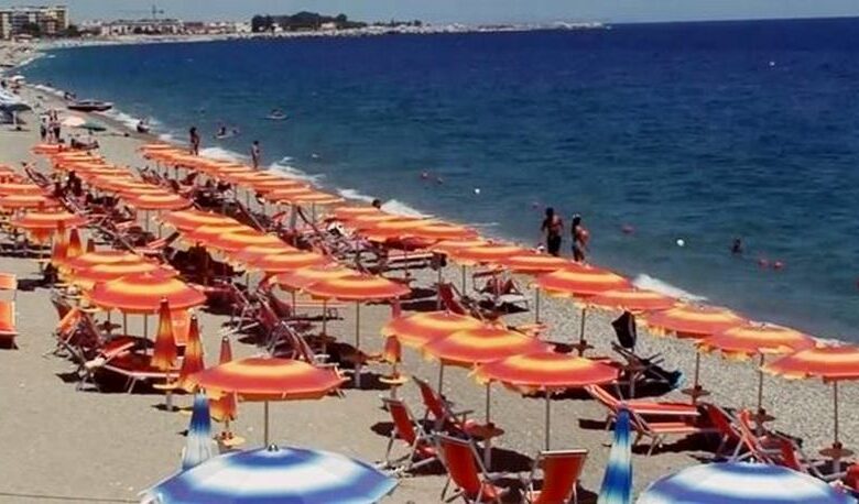 Le regole in spiaggia per l'estate 2021: distanze, prenotazioni e piscine