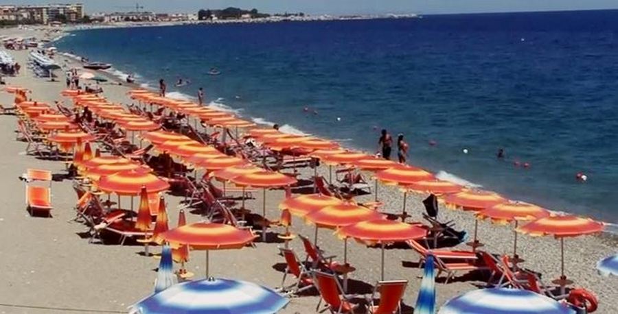 Le regole in spiaggia per l'estate 2021: distanze, prenotazioni e piscine