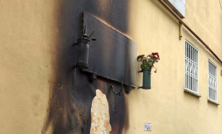 roma-bruciata-corona-fiori-vittime-pietralata