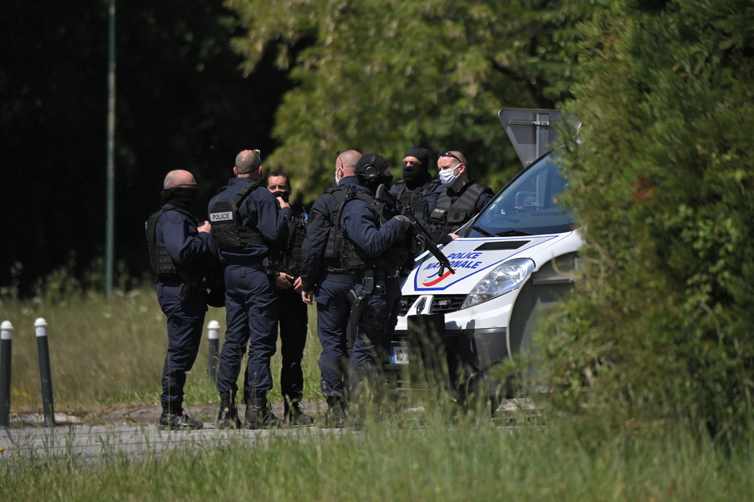 francia-poliziotta-accoltellata-nantes