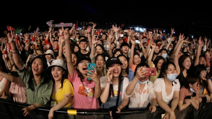 Circa 11mila persone hanno partecipato sabato al primo giorno del Wuhan Strawberry Music Festival senza restrizioni